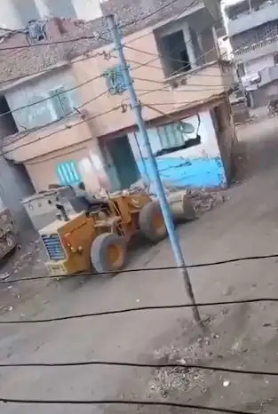 مشهد صادم.. مواطن يهدم منزل أشقائه في الدقهلية باللودر