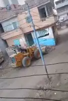 مشهد صادم.. مواطن يهدم منزل أشقائه في الدقهلية باللودر