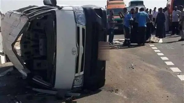 إصابة 6 أشخاص إثر حادث انقلاب سيارة ميكروباص على الطريق الأوسطي