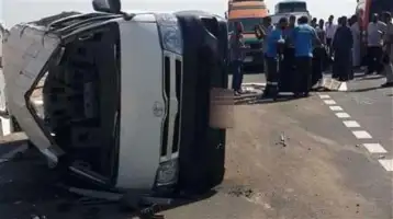 إصابة 6 أشخاص إثر حادث انقلاب سيارة ميكروباص على الطريق الأوسطي