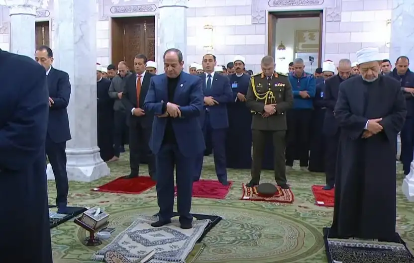 الرئيس السيسي يؤدي صلاة الفجر في مسجد السيدة نفيسة