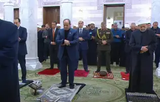 الرئيس السيسي يؤدي صلاة الفجر في مسجد السيدة نفيسة