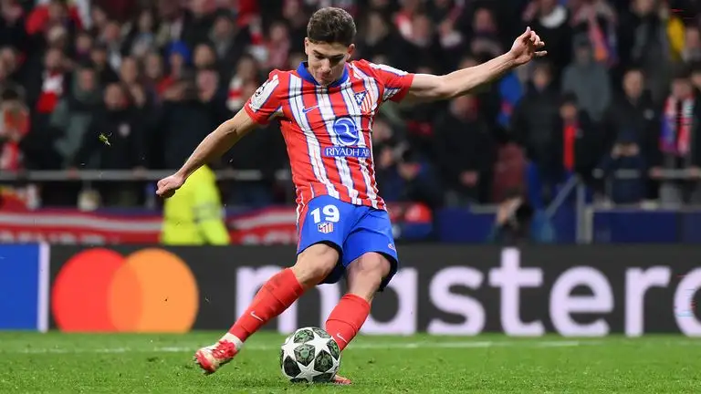 ألفاريز عن ركلة الترجيح أمام ريال مدريد: ما حدث أمر مؤسف
طباعة

محمد ثابت
نشر في: السبت 22 مارس 2025 - 2:53 م | آخر تحديث: السبت 22 مارس 2025 - 2:53 م
تحدث جوليان ألفاريز، نجم أتلتيكو مدريد، عن ركلة الترجيح المثيرة للجدل في إياب دور ال16 من دوري أبطال أوروبا أمام ريال مدريد.

وكان ألفاريز قد سدد الكرة في الشباك، لكن تقنية الفيديو ألغت الهدف بداعي لمسه الكرة مرتين بقدميه.

قال ألفاريز، في تصريحات لشبكة "ESPN": "شاهدت اللقطة ألف مرة، هناك مقاطع فيديو من كل زاوية، والحقيقة أنني لا أشعر أنن