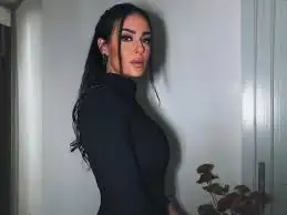 ميرنا نور الدين تصدرت محركات البحث بعد حذف صورها مع زوجها على السوشيال ميديا