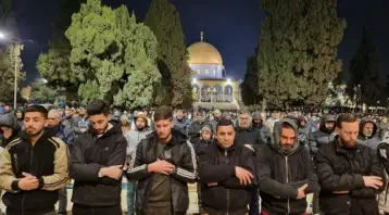 عشرات الآلاف يؤدون صلاتي العشاء والتراويح في المسجد الأقصى