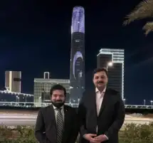 إضاءة البرج الأيقوني في العاصمة الإدارية بالعلمين المصري والباكستاني