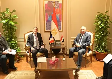 وزير النقل والسفير الفرنسي يبحثان المخطط الزمني لإنشاء مجمع ألستوم الصناعي
