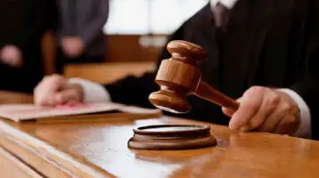 محاكمة عاطل سرق حقيبة موظفة في الظاهر وأصابها بجروح.. اليوم