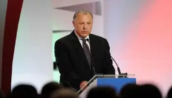 أبو ريدة يجتمع بسكرتير عام كاف