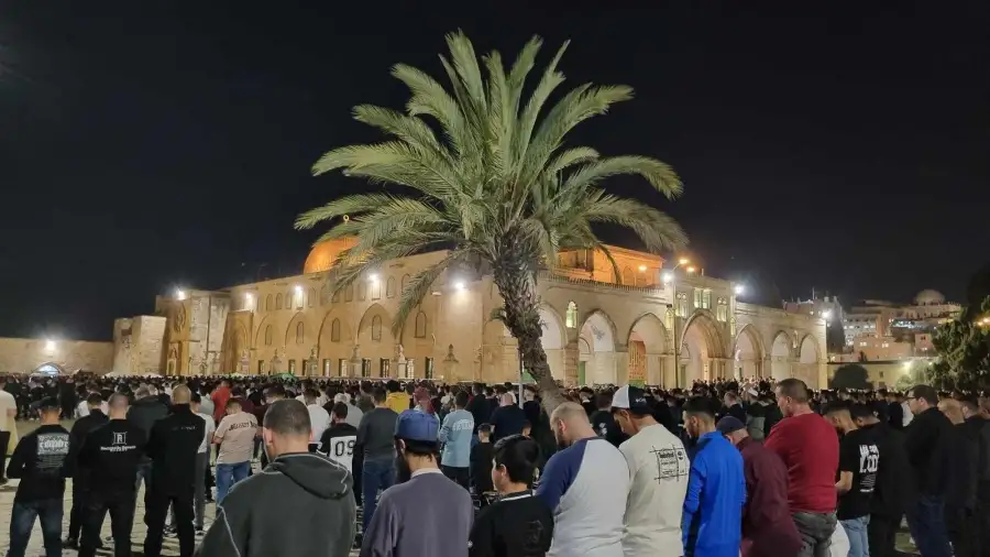 70 ألفا يؤدون صلاتي العشاء والتراويح في المسجد الأقصى