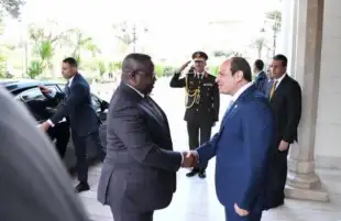 رئيس سيراليون يشيد بحكمة ورؤية الرئيس السيسي لتنمية إفريقيا