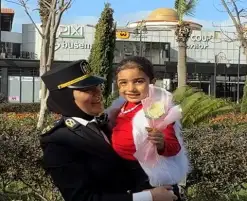 الشرطة تشارك المواطنين الاحتفال بعيد الفطر وتوزع الورود والهدايا عليهم