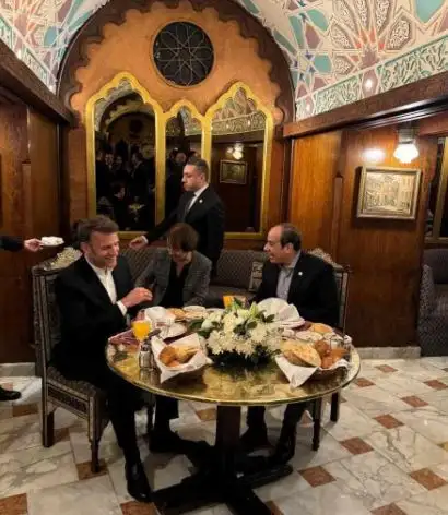 السيسي يصطحب ماكرون في عشاء بأحد المطاعم في خان الخليلي