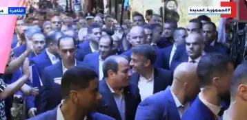 فيديو.. الرئيس السيسي يصطحب ماكرون في جولة بخان الخليلي بالقاهرة