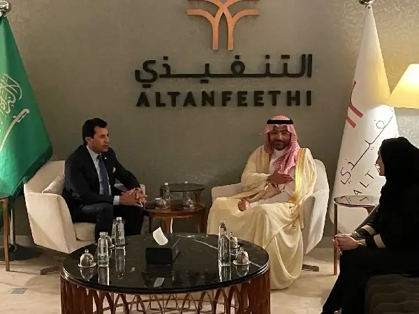 وزير الرياضة يصل الرياض للمشاركة في منتدى الاستثمار الرياضي