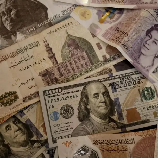 لماذا تراجع الجنيه المصري إلى أدنى مستوياته رغم ضعف الدولار عالميا؟