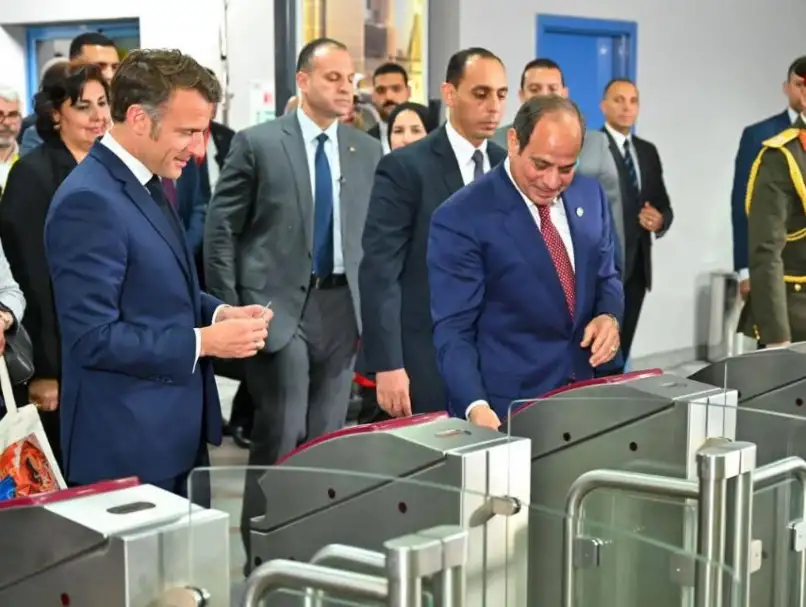 بكارت اشتراك VIP.. ماكرون ينشر فيديو لرحلته بالخط الثالث للمترو