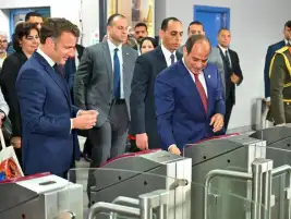 بكارت اشتراك VIP.. ماكرون ينشر فيديو لرحلته بالخط الثالث للمترو