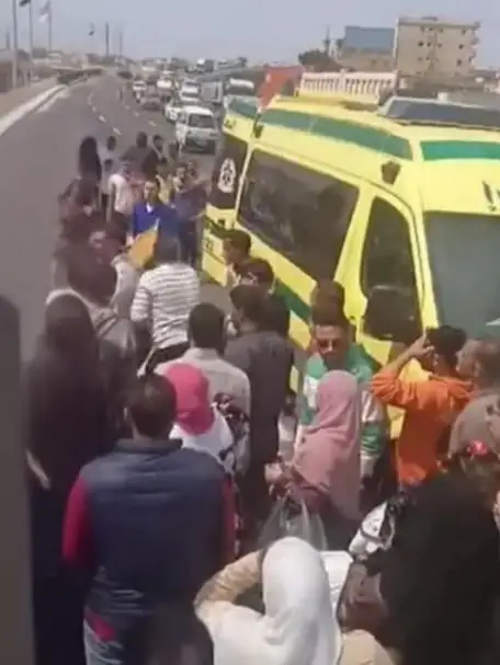 سيدة تلقي بطفليها وتحاول اللحاق بهما من أعلى كوبري مُشاة في الإسكندرية