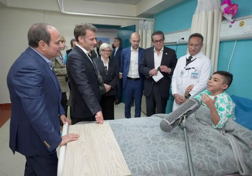 طفل فلسطيني للرئيسين السيسي وماكرون: نفسي أرجع غزة ونعمرها