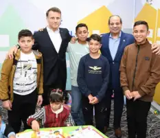 الرئيسان السيسي وماكرون يداعبان أطفالا فلسطينيين أثناء مباراة بلايستيشن بين طفلين بمنتخبي مصر وفرنسا