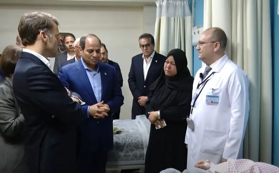 تحلم بالعودة للقطاع.. الرئيسان السيسي وماكرون يستمعان لشرح عن حالة سيدة مصابة من غزة