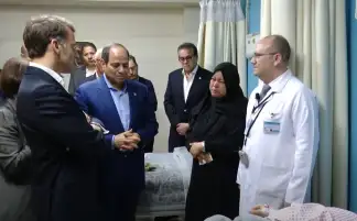 تحلم بالعودة للقطاع.. الرئيسان السيسي وماكرون يستمعان لشرح عن حالة سيدة مصابة من غزة