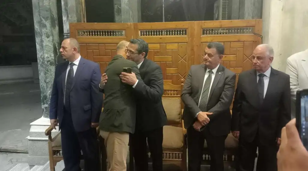 وزراء وشخصيات عامة ونواب يقدمون واجب العزاء فى شقيقة نقيب الصحفيين