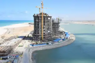 وزير الإسكان: الانتهاء من جميع أعمال الهيكل الخرساني لـ15 برجا من الأبراج الشاطئية بالعلمين الجديدة