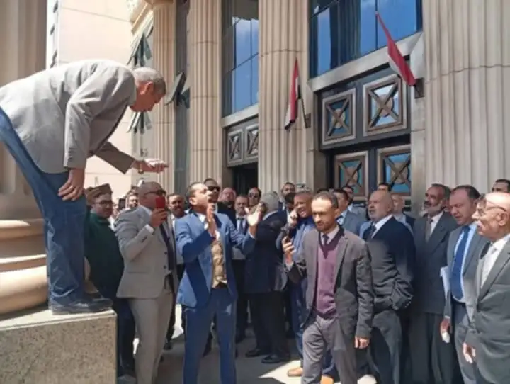 وقفة احتجاجية لمحاميي محكمة جنوب القاهرة وهتافات مناهضة لزيادة الرسوم القضائية