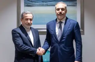 وزير الخارجية التركي يتناول مع نظيره الإيراني محادثات طهران وواشنطن حول الملف النووي