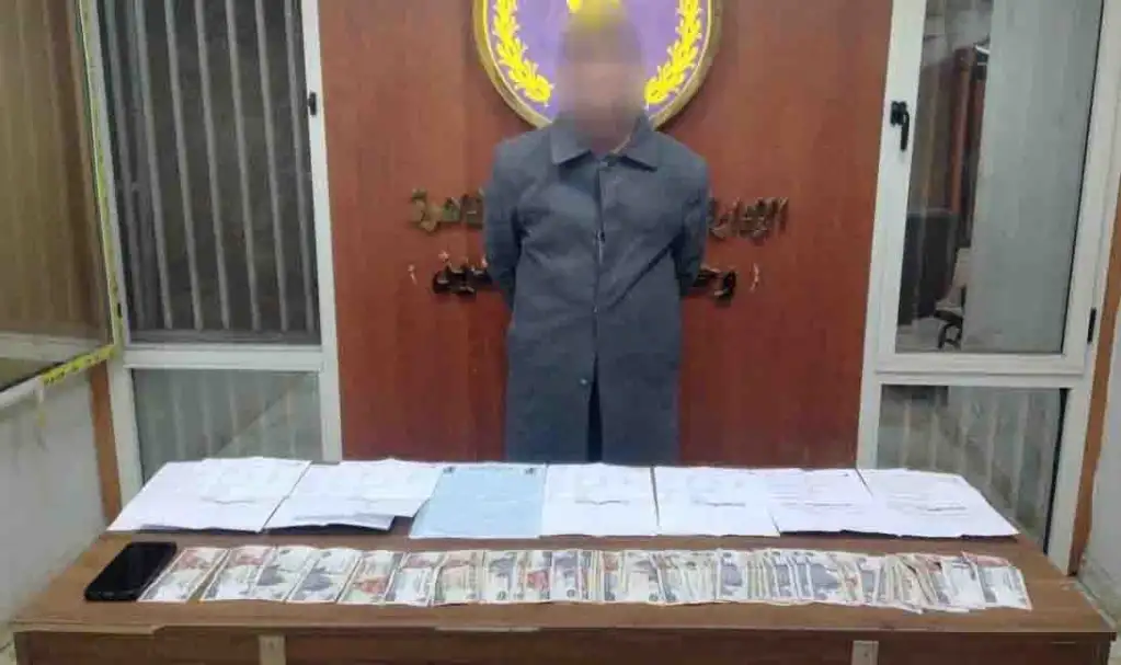 ضبط متهم بالقاهرة استولى على أموال المواطنين بزعم قدرته على تسفيرهم للعمل بالخارج
طباعة

مصطفى عطية
نشر في: الأربعاء 16 أبريل 2025 - 11:58 ص | آخر تحديث: الأربعاء 16 أبريل 2025 - 11:58 ص
 

ألقت الأجهزة الأمنية بمديرية أمن القاهرة، القبض على عاطل استولى على أموال المواطنين بزعم قدرته على تسفيرهم للعمل بالخارج.

وأكدت معلومات وتحريات وحدة مباحث قسم شرطة عابدين بمديرية أمن القاهرة، إنشاء عاطل "له معلومات جنائية" -مقيم بالمنيا- شركة وهمية لإلحاق العمالة بالخارج؛ للنصب على المواطنين والتروي