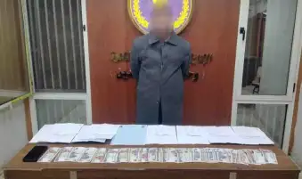 ضبط متهم بالقاهرة استولى على أموال المواطنين بزعم قدرته على تسفيرهم للعمل بالخارج
طباعة

مصطفى عطية
نشر في: الأربعاء 16 أبريل 2025 - 11:58 ص | آخر تحديث: الأربعاء 16 أبريل 2025 - 11:58 ص
 

ألقت الأجهزة الأمنية بمديرية أمن القاهرة، القبض على عاطل استولى على أموال المواطنين بزعم قدرته على تسفيرهم للعمل بالخارج.

وأكدت معلومات وتحريات وحدة مباحث قسم شرطة عابدين بمديرية أمن القاهرة، إنشاء عاطل "له معلومات جنائية" -مقيم بالمنيا- شركة وهمية لإلحاق العمالة بالخارج؛ للنصب على المواطنين والتروي