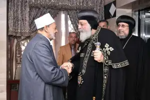شيخ الأزهر يهنِّئ البابا تواضروس والمسيحيين بعيد القيامة