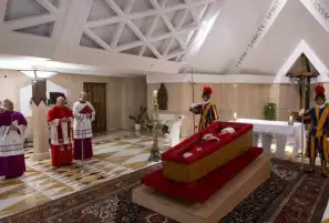 الفاتيكان ينشر الصور الأولى للبابا فرنسيس في نعشه