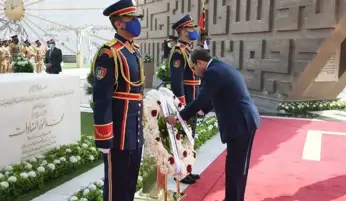 السيسي يضع إكليلا من الزهور على النصب التذكاري لشهداء القوات المسلحة في ذكرى تحرير سيناء