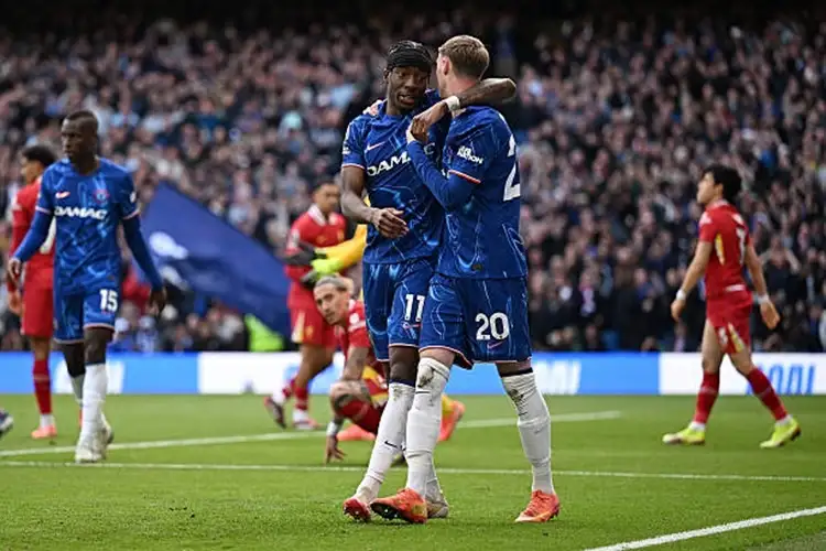 تشيلسي يفوز على ليفربول بثلاثية في الدوري الإنجليزي