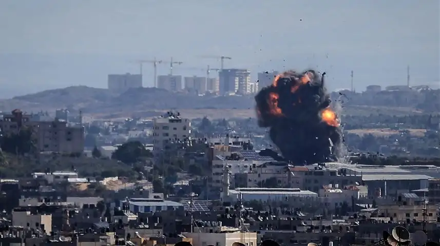 الأمم المتحدة: الغزيون يتلقون القنابل بدل الماء والغذاء
طباعة

وكالات
نشر في: الثلاثاء 6 مايو 2025 - 5:21 م | آخر تحديث: الثلاثاء 6 مايو 2025 - 5:21 م
قالت الأمم المتحدة، الثلاثاء، إن إسرائيل تحاول استخدام إدخال المساعدات إلى غزة كسلاح وعوضا عن إرسال الغذاء والماء والدواء إلى سكانه اليائسين، ترسل إليهم القنابل.


واستنكر مكتب الأمم المتحدة لتنسيق الشؤون الانسانية (أوتشا) تفاقم الوضع في القطاع الفلسطيني الذي دمرته الحرب، بعد مرور نحو تسعة أسابيع من الحصار الإسرائيلي الخانق على غزة.

وقا