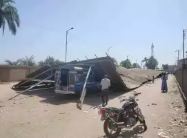 انهيار مظلة في موقف سيارات بقنا يُلحق أضرارًا بنحو 30 سيارة