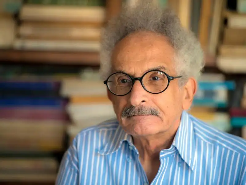 الرئيس السيسي يتابع حالة صنع الله إبراهيم ويوجه باتخاذ الإجراءات الطبية اللازمة لعلاجه