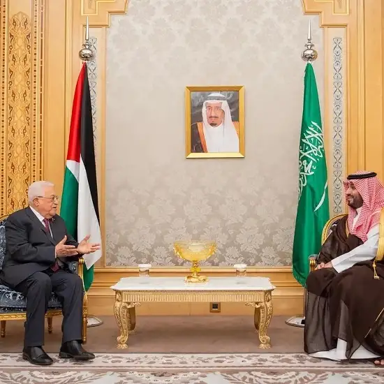 محمود عباس يرحب بتصريحات ولي العهد السعودي الداعية لإيجاد حل للقضية الفلسطينية