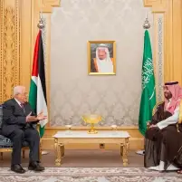 محمود عباس يرحب بتصريحات ولي العهد السعودي الداعية لإيجاد حل للقضية الفلسطينية