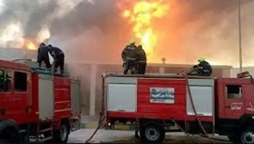 اندلاع حريق بمصنع في منطقة الصف.. و7 سيارات للسيطرة على النيران