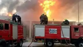اندلاع حريق بمصنع في منطقة الصف.. و7 سيارات للسيطرة على النيران