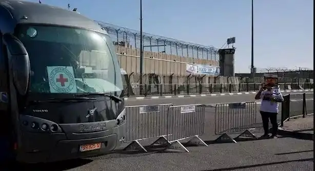 إسرائيل تفرج عن 10 أسرى من غزة