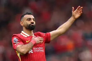 صلاح يُواسي لاعب كريستال بالاس في لقطة إنسانية مؤثرة