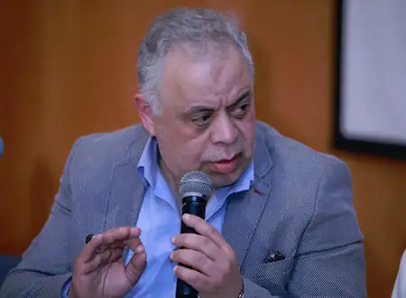 أشرف زكي نافيا صحة الصورة المتداولة لعادل إمام: سنتخذ إجراءات قانونية