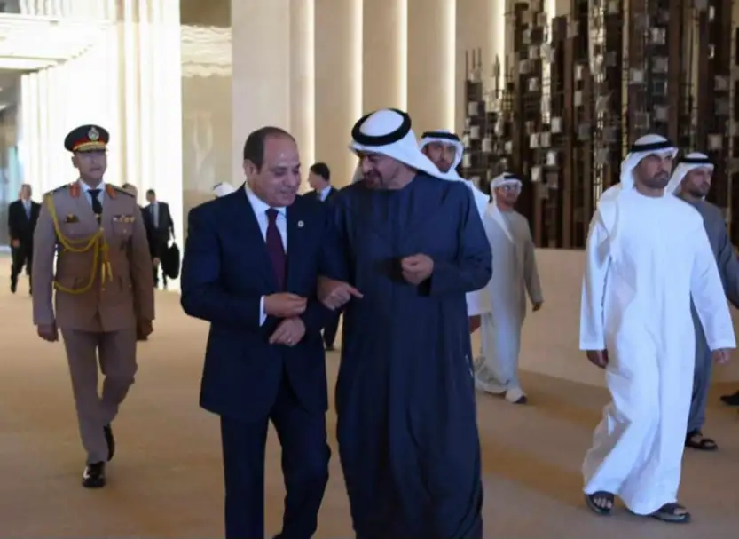 محمد بن زايد يستقبل السيسي في أبوظبي ويؤكدان على تعزيز العلاقات الثنائية والتعاون لحل أزمات المنطقة