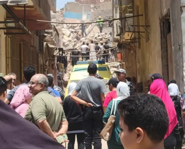 ارتفاع عدد ضحايا انهيار عقار السيدة زينب لـ 5 مواطنين.. وشاهد: المنزل كان مائلا ومدعوما بألواح خشبية