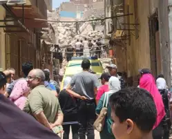 ارتفاع عدد ضحايا انهيار عقار السيدة زينب لـ 5 مواطنين.. وشاهد: المنزل كان مائلا ومدعوما بألواح خشبية